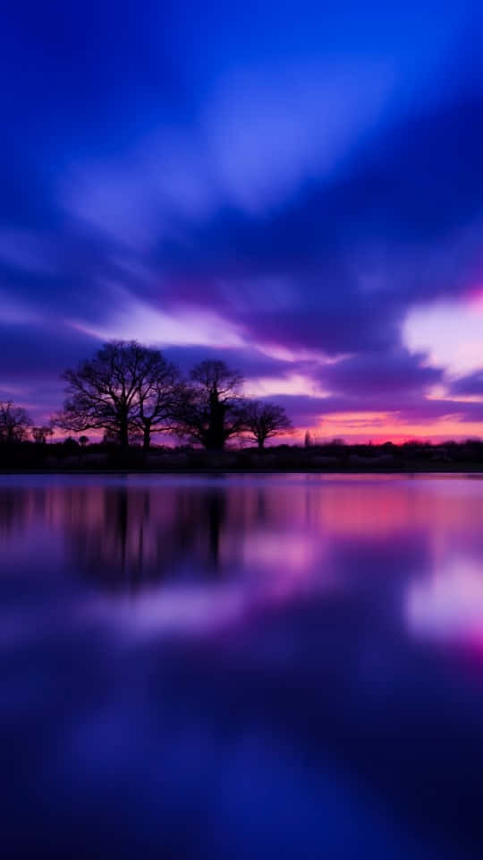 Disfrutade La Belleza Natural De Un Tranquilo Lago. Fondo de pantalla