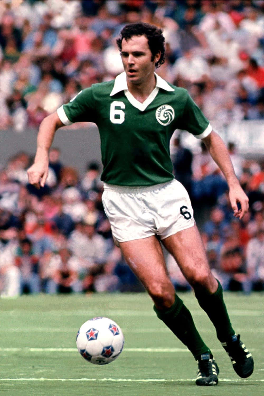 #6fondo De Pantalla De Franz Beckenbauer Con Su Camiseta De Juego. Fondo de pantalla