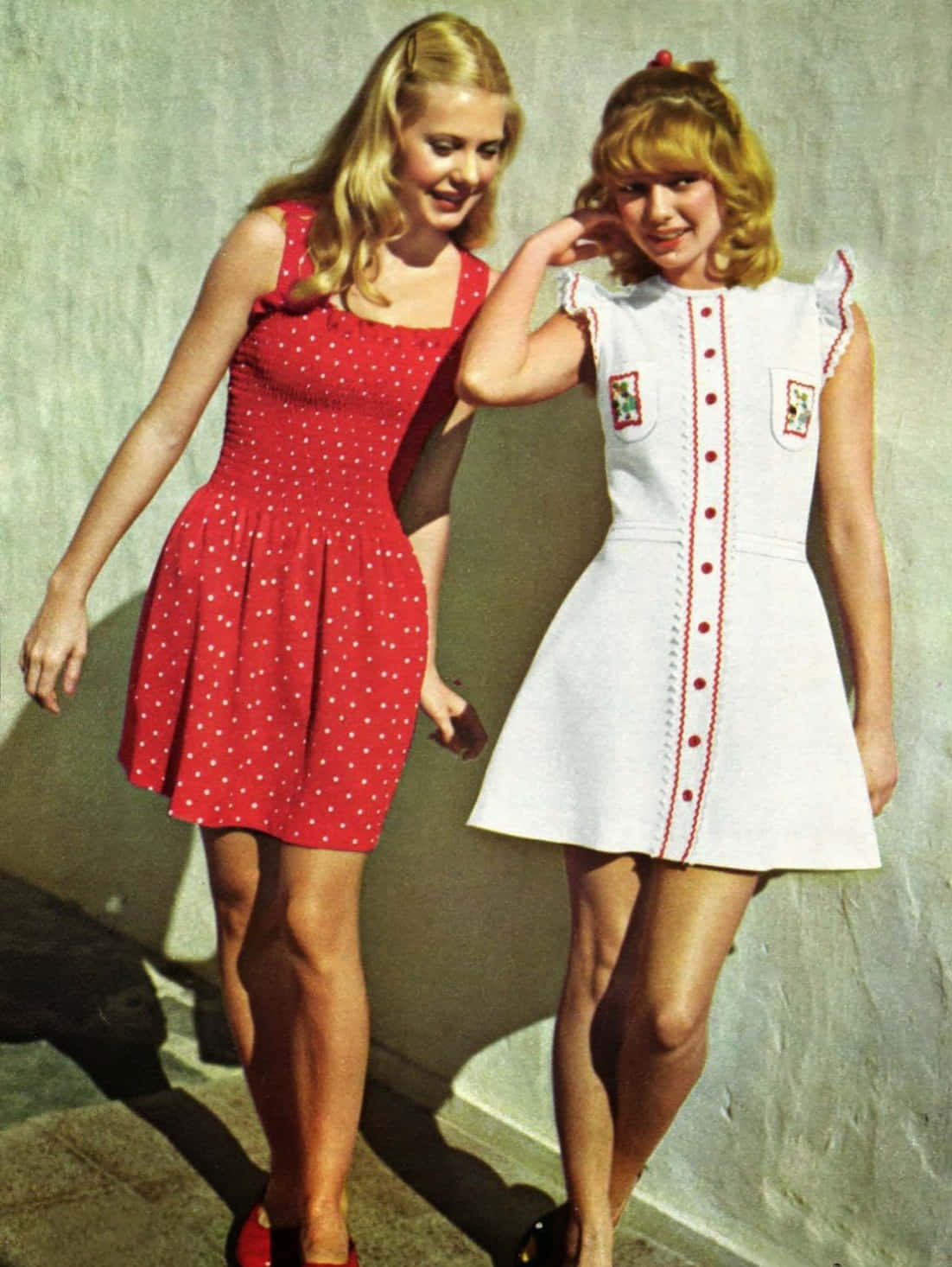 Zweifrauen In Roten Kleidern