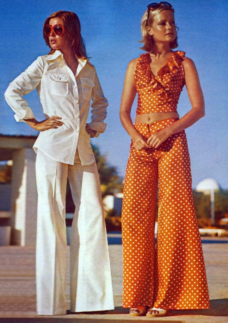 Zweifrauen In Orangefarbener Und Weiß Gepunkteter Hose