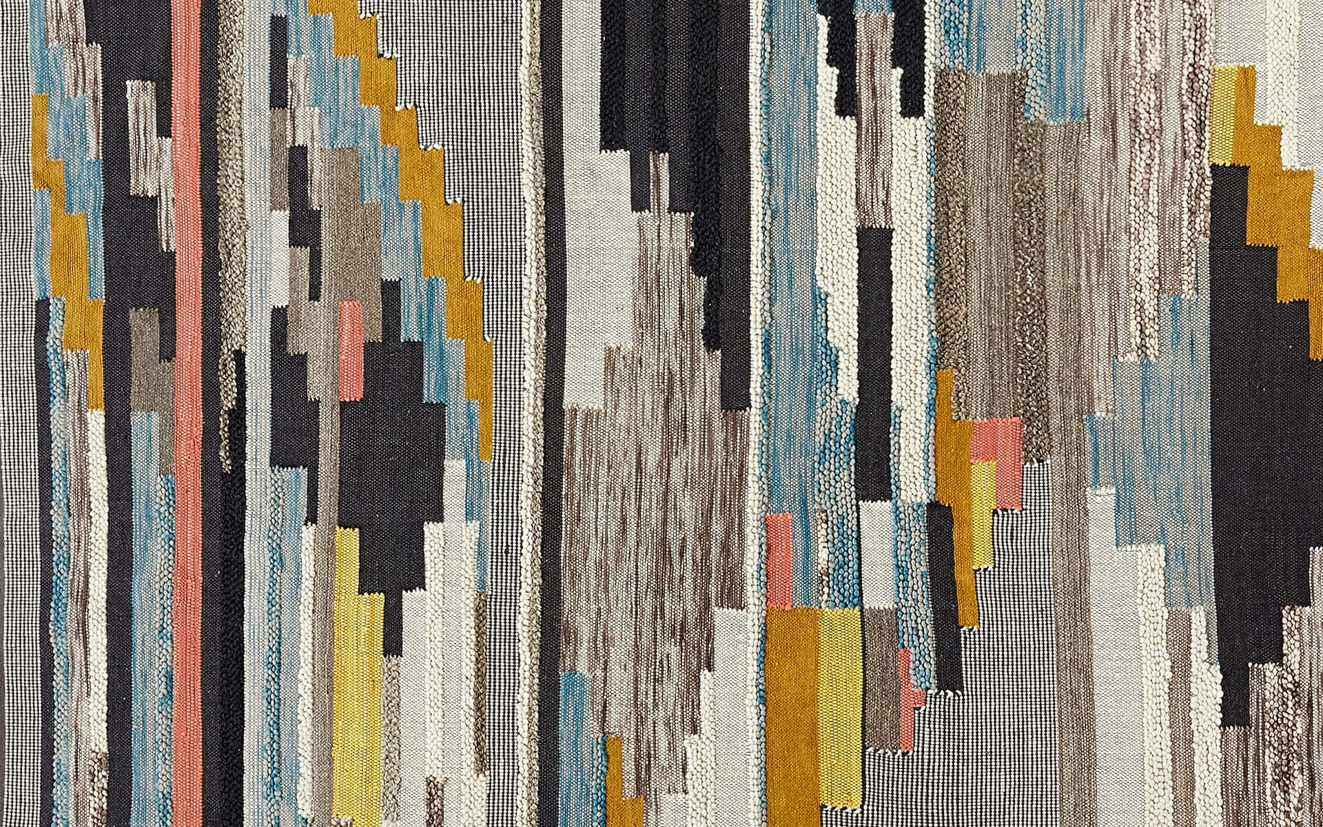 Et tæppe med et farverigt mønster af striber og blomster Wallpaper