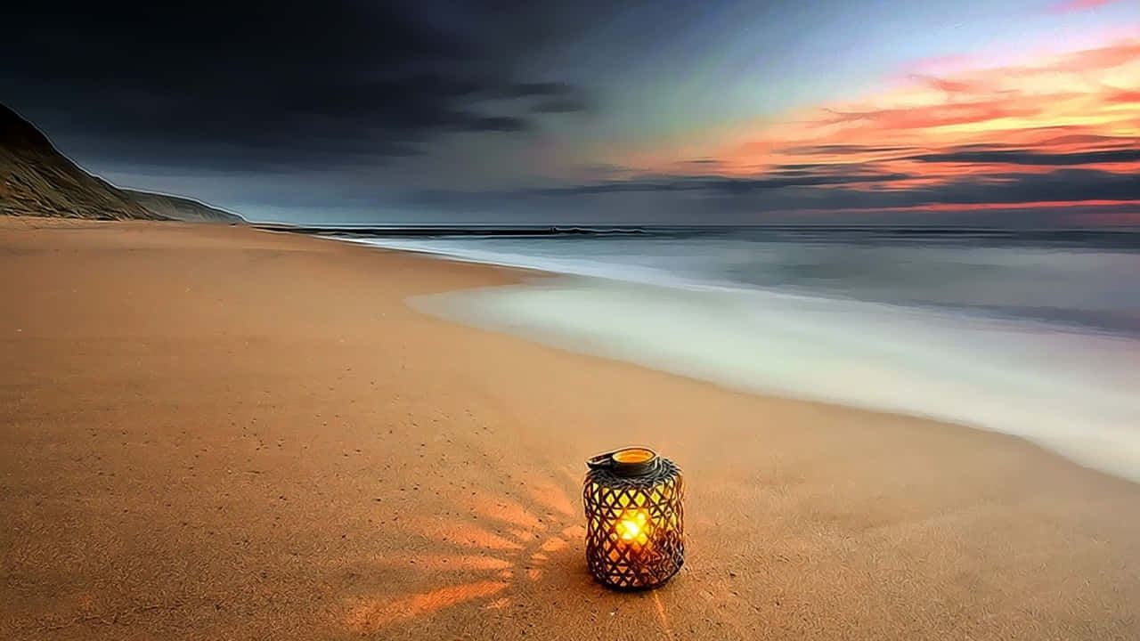 Enlanterne På Stranden Ved Solnedgang