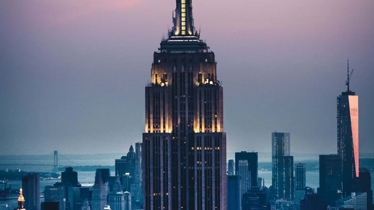 Unostupefacente Cielo Notturno Con L'iconico Empire State Building Sullo Sfondo.