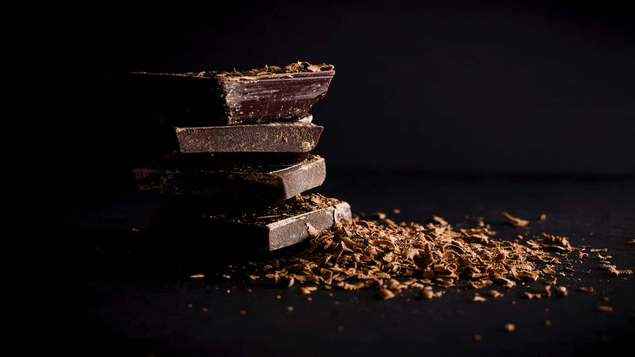 Unapila Di Barrette Di Cioccolato Su Uno Sfondo Nero