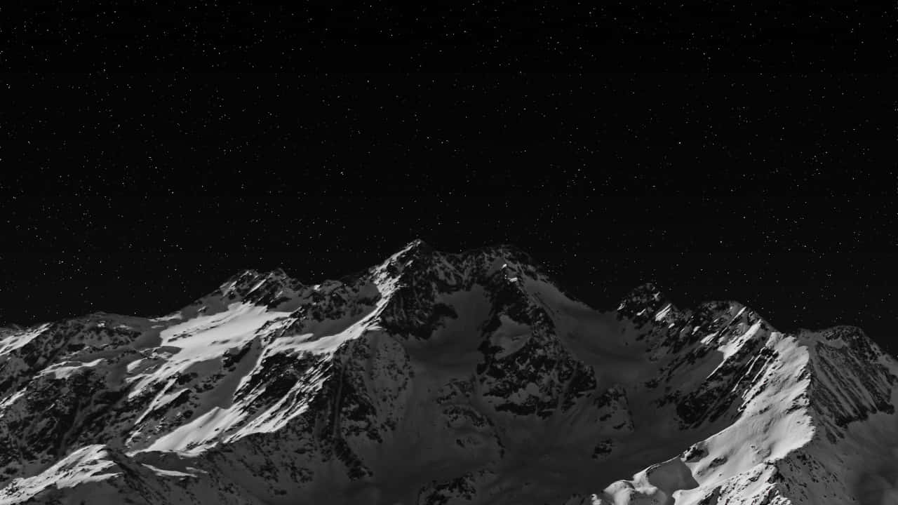 Et sort-hvid foto af et snebelagt bjerg