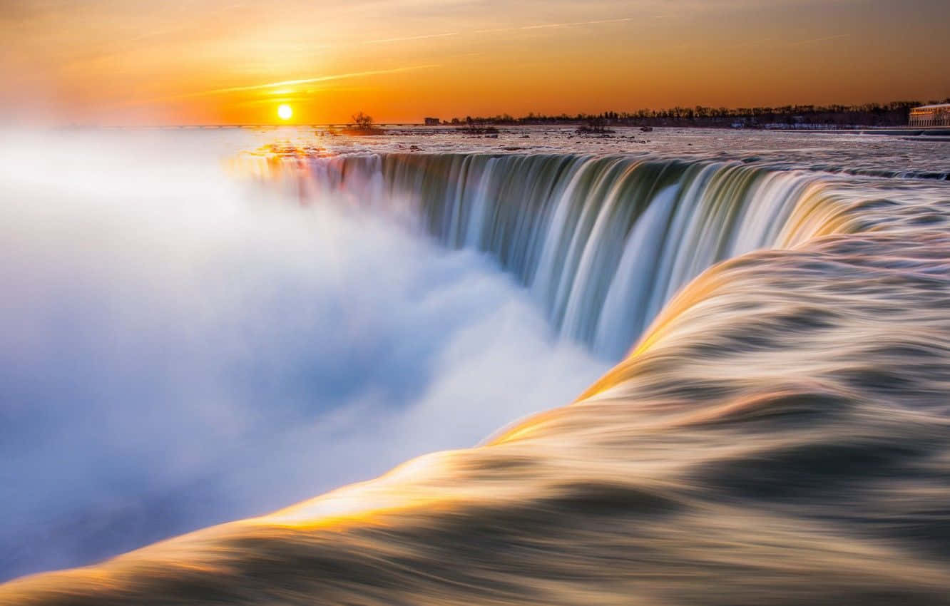 Njutav Den Fridfulla Utsikten Över Niagara Falls.