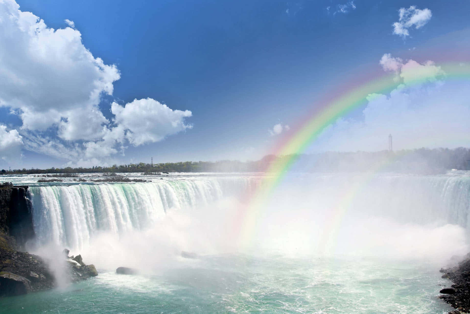 Niagarafaldene med en regnbue i himlen