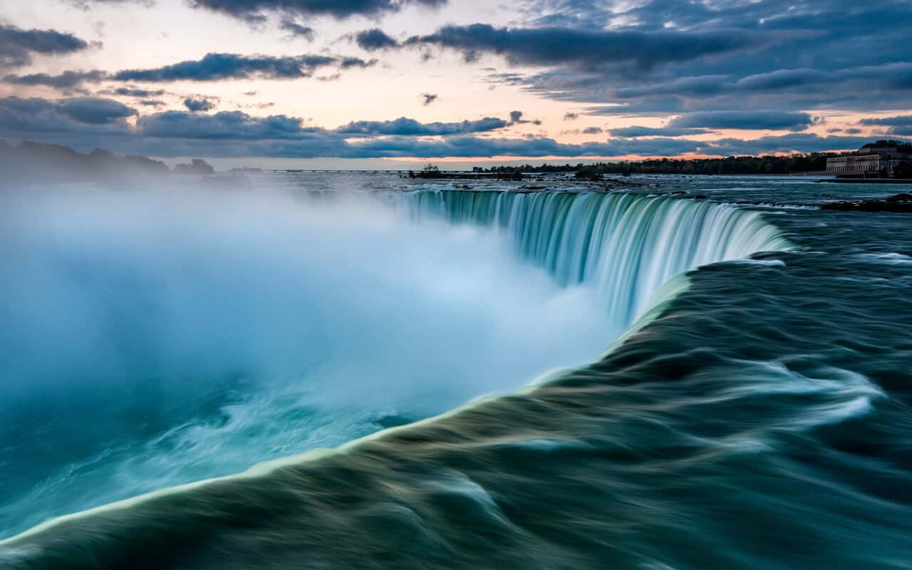 Niagarafallenvid Solnedgången.