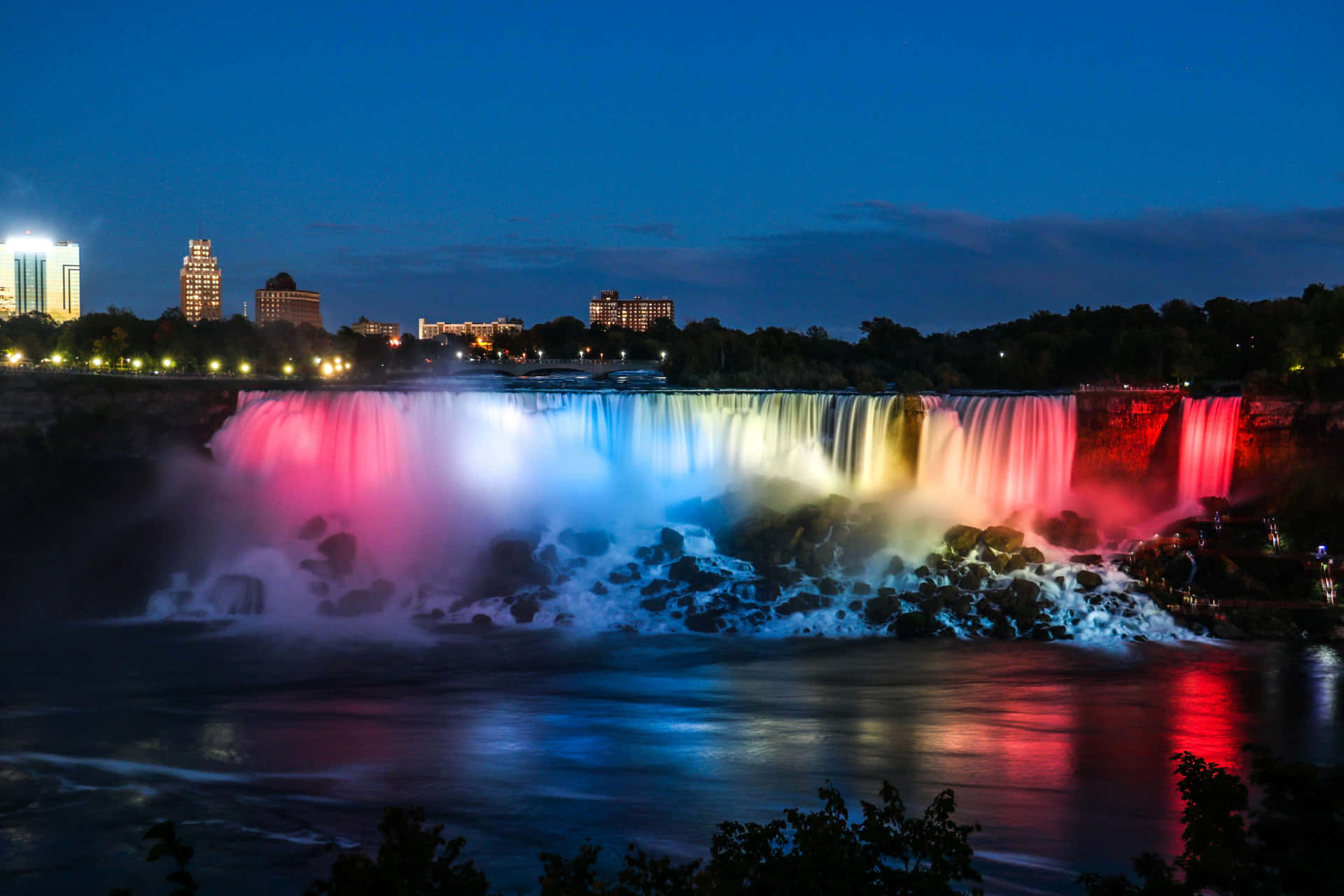Et mesmeriserende syn af Niagara Falls belyst i morgensolen.