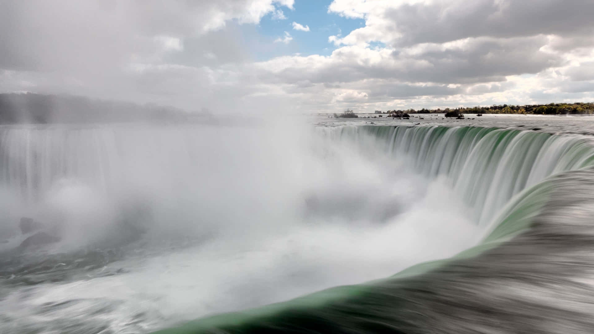 "Breathtaking views of Niagara Falls from 720p vantage point"