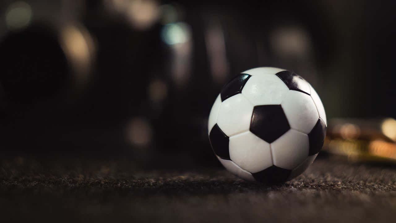 Sfondosfocato Sportivo Con Pallone Da Calcio In Alta Definizione 720p