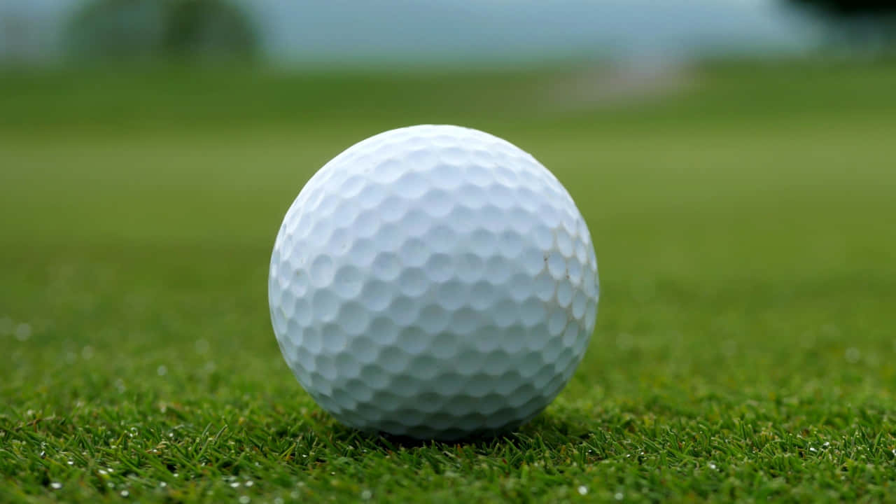 Fondode Pantalla Deportivo De Golf Ball En Paisaje En Resolución 720p.