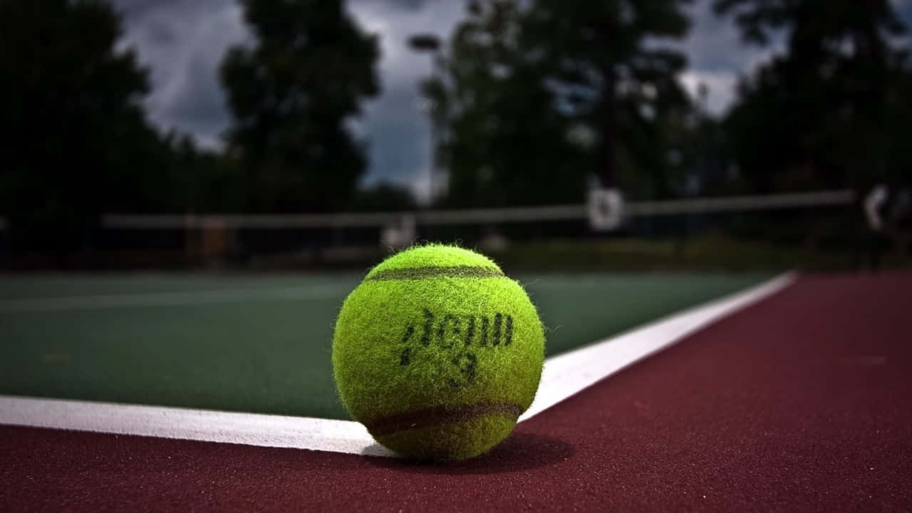Giocatoredi Tennis Che Serve In Una Corte Brillantemente Illuminata