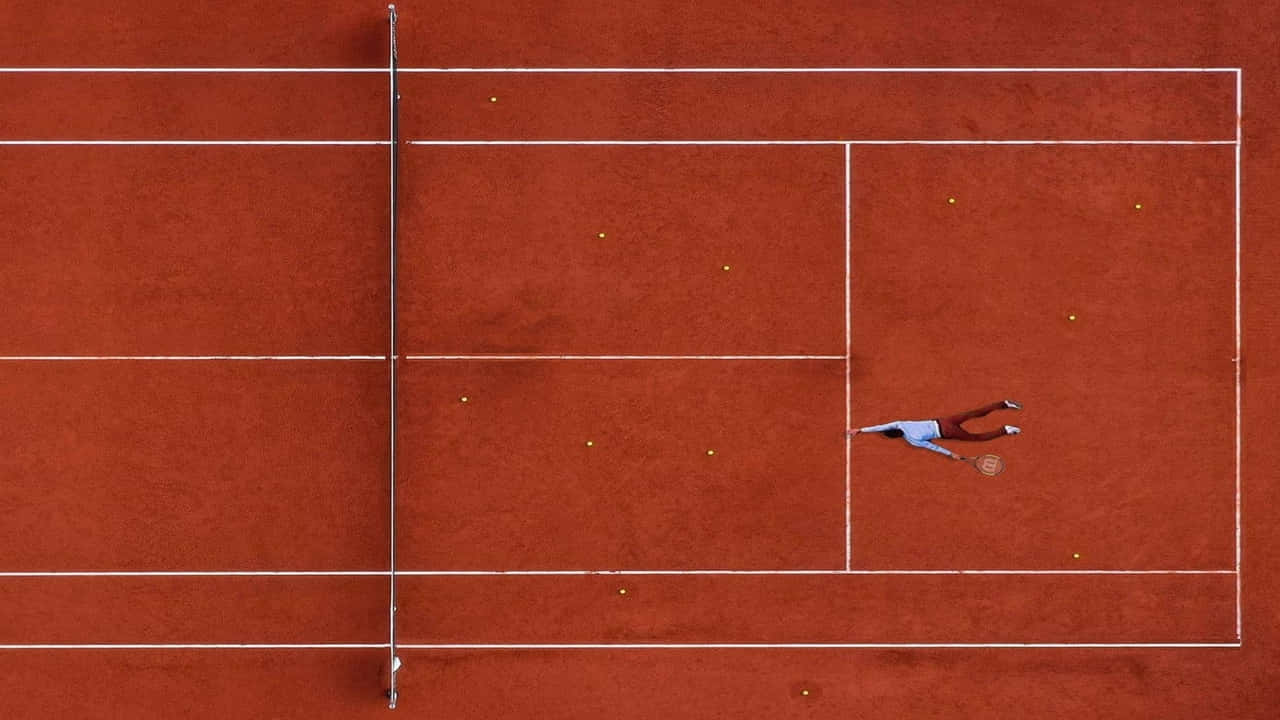 Trionfasulla Competizione Sul Campo Da Tennis Con Una Risoluzione 720p.