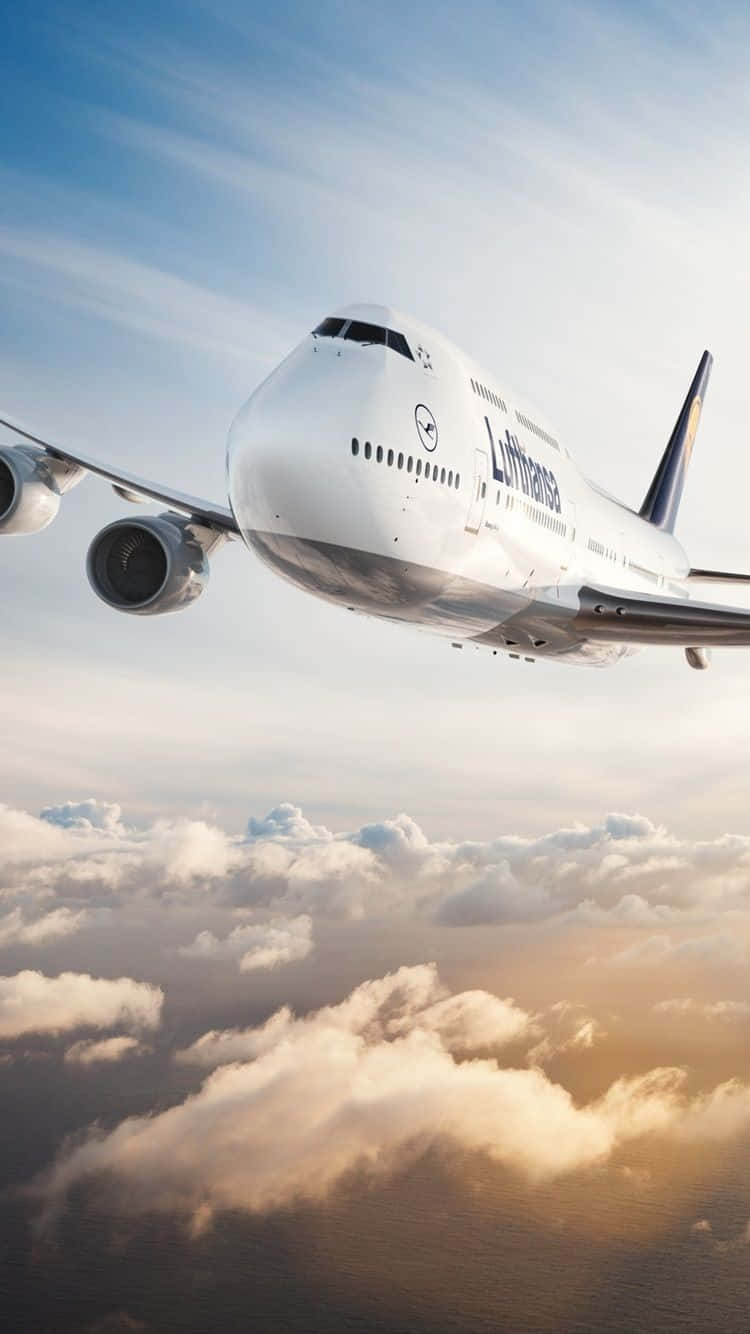 747passagierflugzeug Fliegt Durch Die Wolken Wallpaper