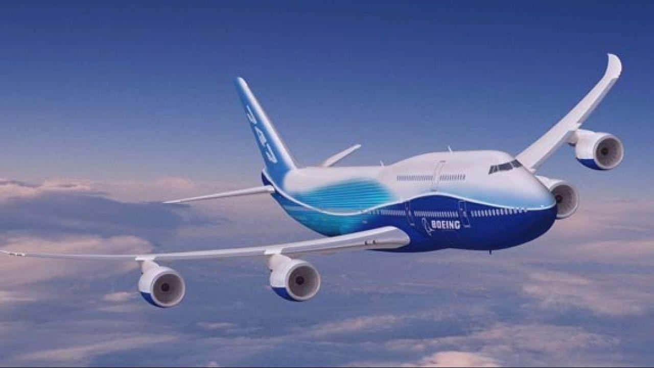 Genießensie Einen Majestätischen Blick Auf Eine Fliegende Boeing 747 Wallpaper