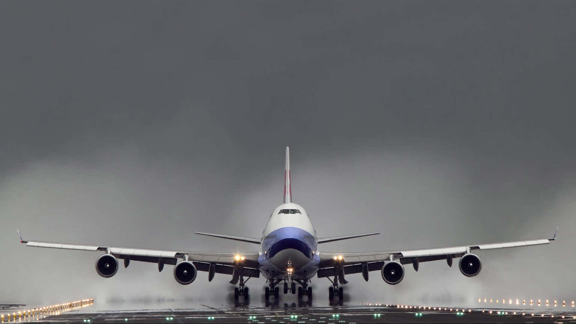 Unmajestuoso Avión Boeing 747 Visto Desde Abajo, Volando A Través De Las Nubes. Fondo de pantalla