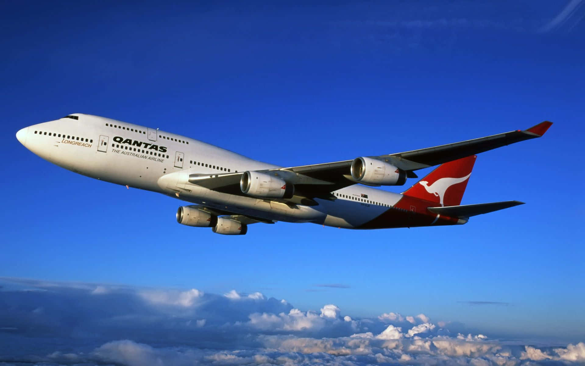 En 747 erhvervsmæssig fly tager af i et livligt blå himmel. Wallpaper