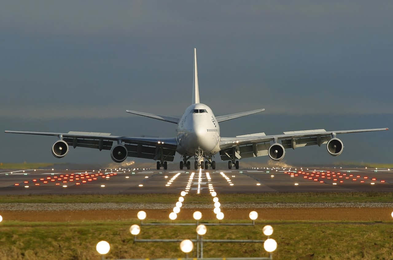 Taen Flygning På Ett Gigantiskt Boeing 747-flygplan. Wallpaper