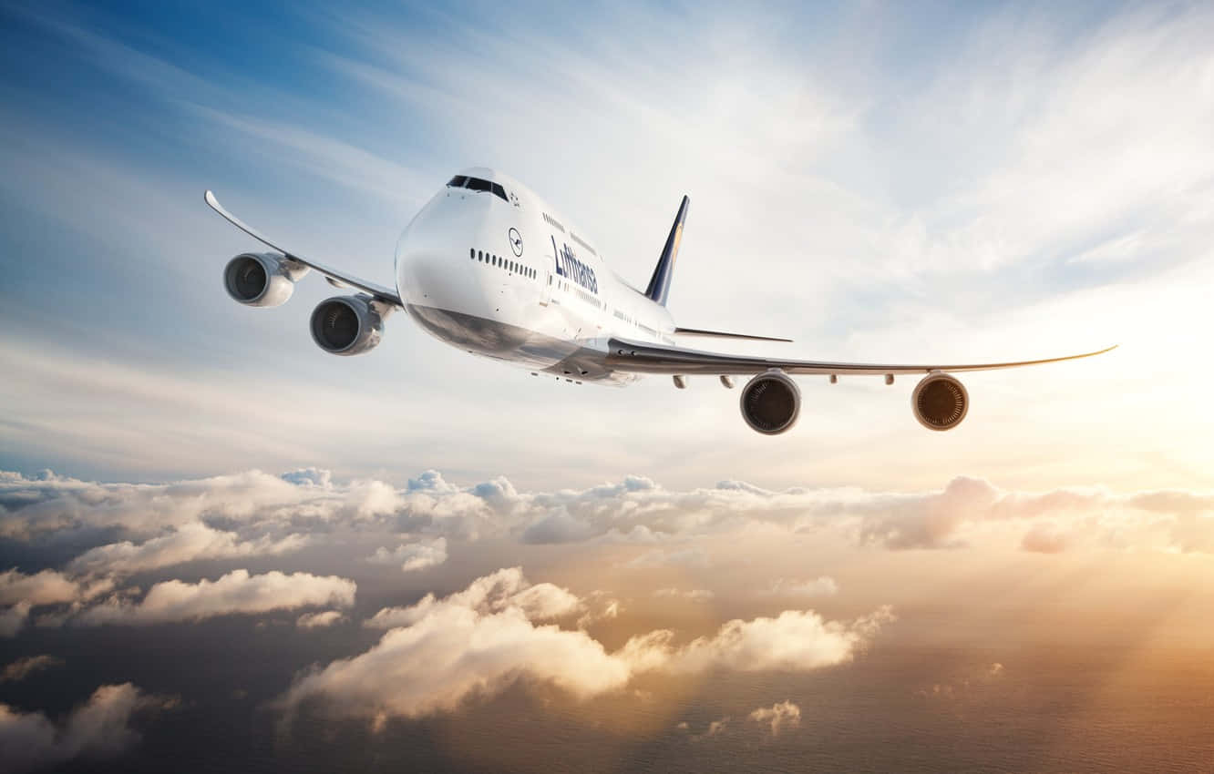 Klättraupp I Himlen Med En 747-flygplan. Wallpaper