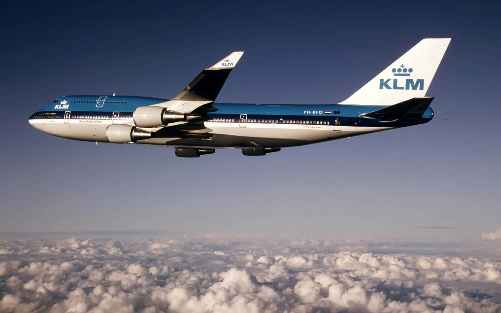 Enbild På En Boeing 747 Som Stiger Mot Himlen. Wallpaper
