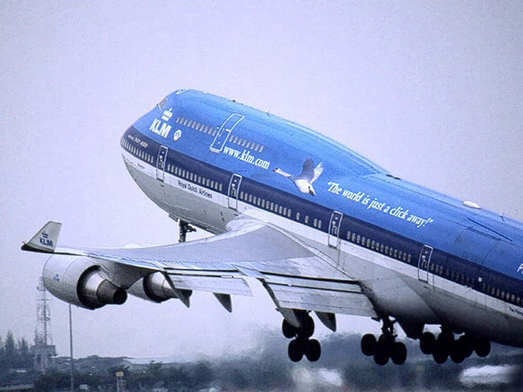 Bildgigantisk Boeing 747 Flyger Högt I Molnig Himmel Wallpaper