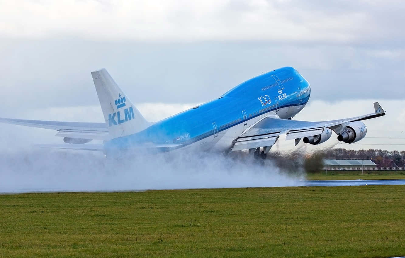 Einmodernes Und Schlankes Boeing 747 Flugzeug, Das Hoch Am Himmel Schwebt. Wallpaper