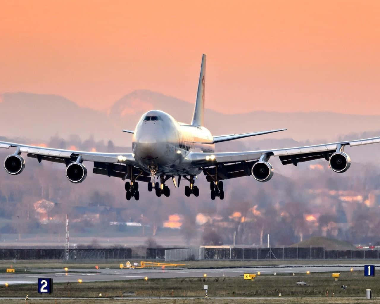 'Et Boeing 747 fly der tager af mod en blå himmel' Wallpaper