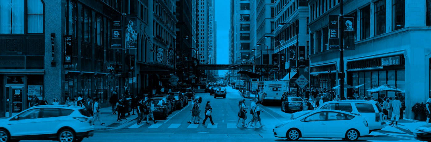 Einblauer Hintergrund Mit Menschen, Die Die Straße Entlang Gehen. Wallpaper