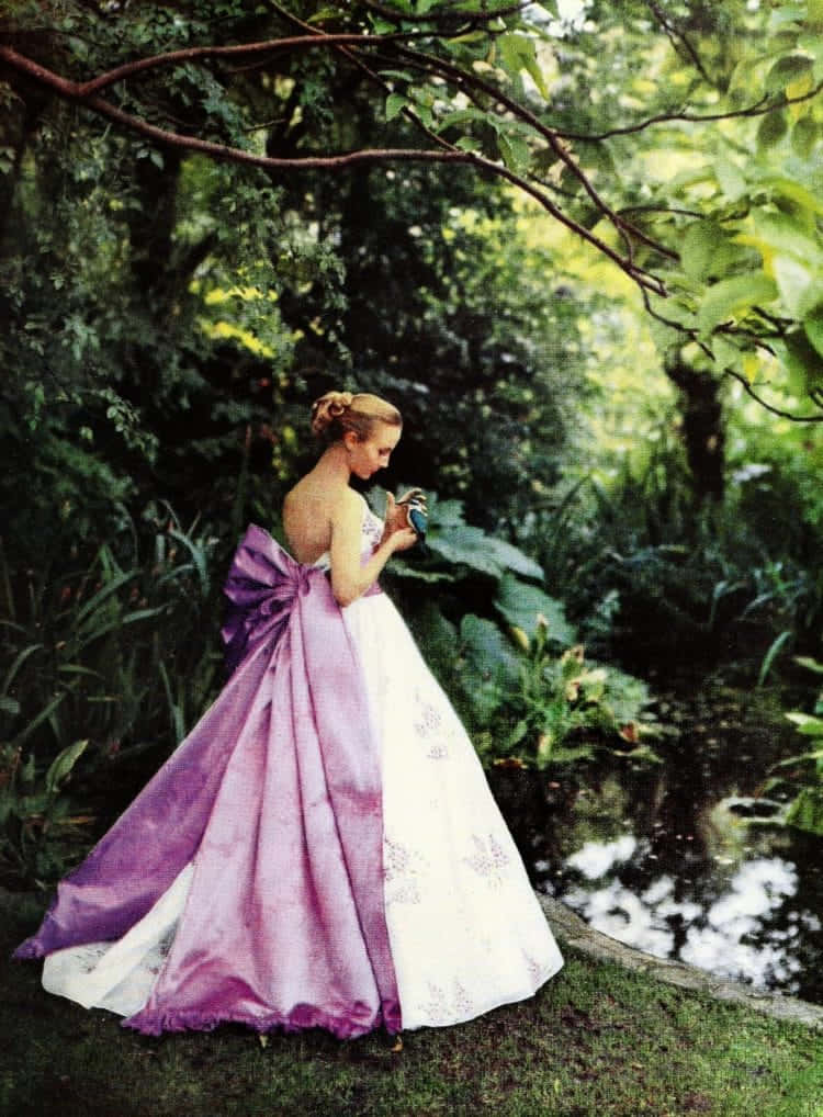 Vestidode Baile De Los Años 80 Usado Por Una Mujer En Una Foto En El Bosque.