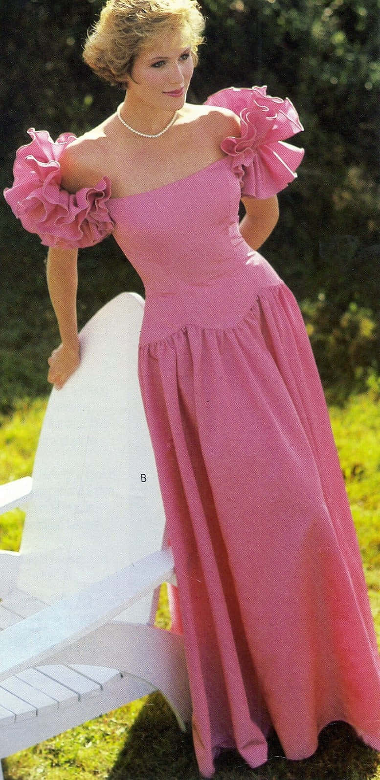 Imagende Mujer En Vestido Rosa Estético De Los 80 En Una Silla