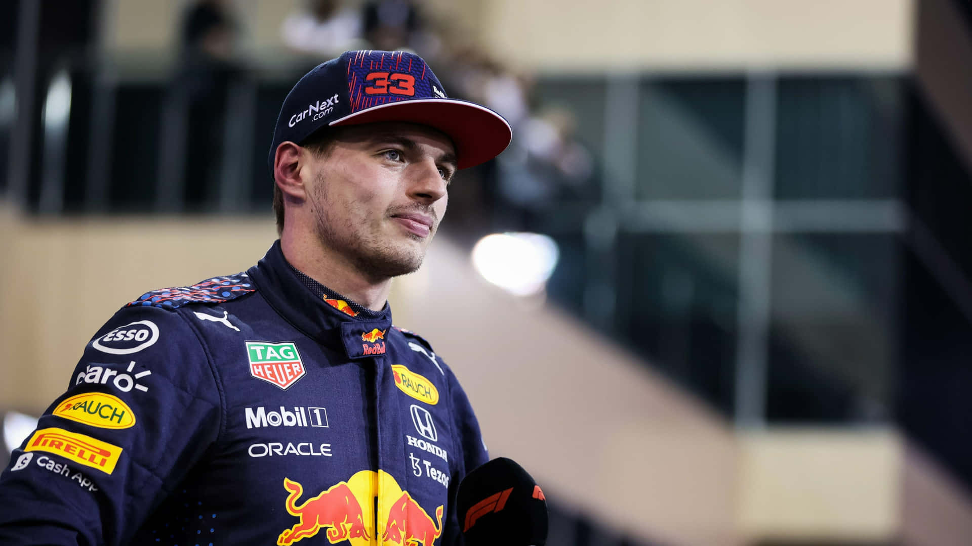 Enförare Från Red Bull Racing Står Framför En Publik Wallpaper