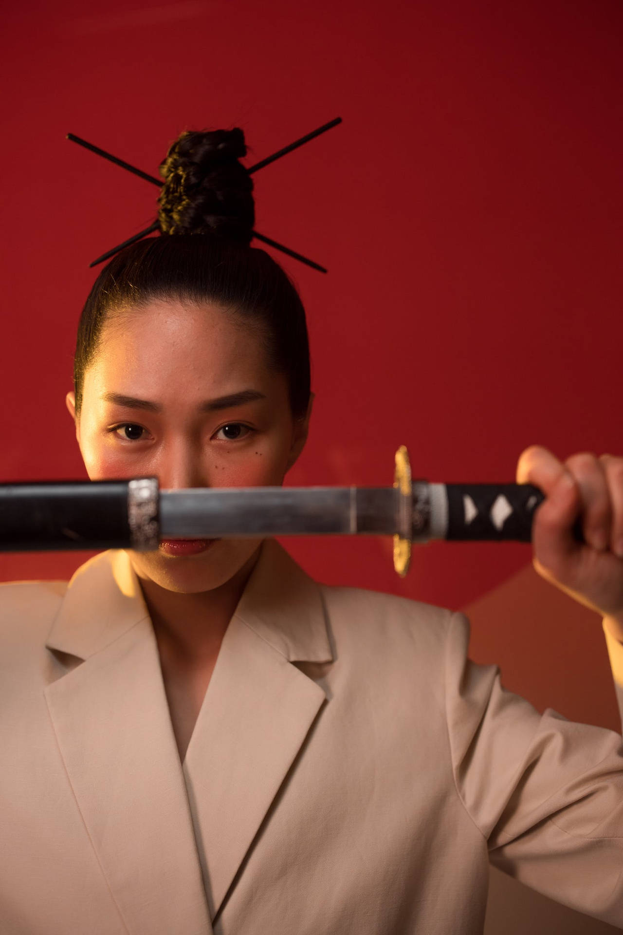 8k Samurai Donna Con Katana D'argento Sfondo