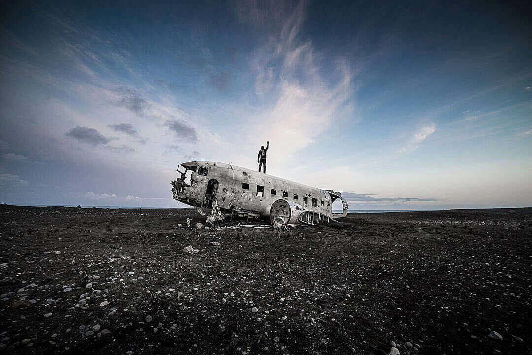 8k Ultra Hd Iceland Plane Wreckage Background