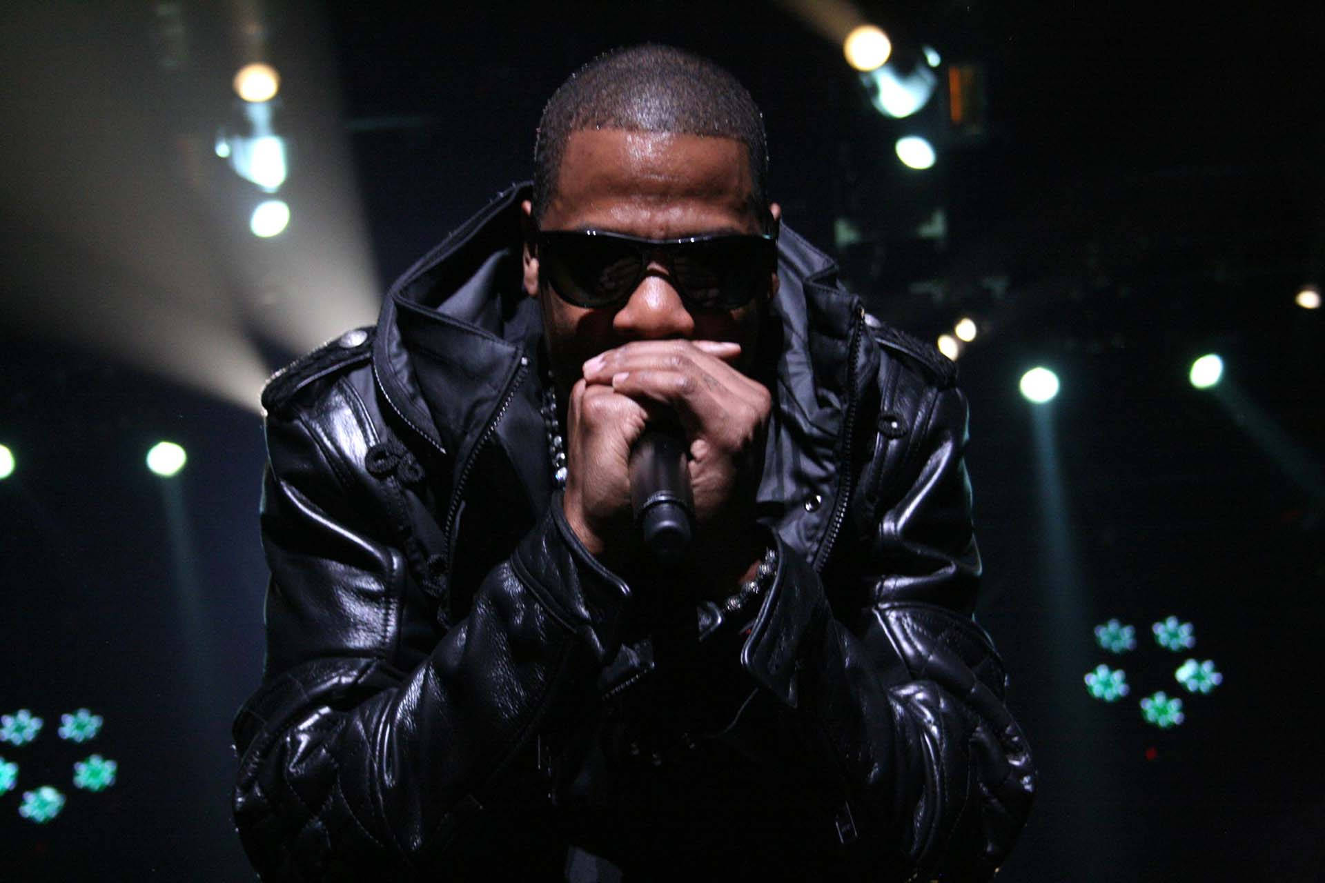 90'erne rapper Jay-Z med mikrofon ved siden af ​​hovedet Wallpaper
