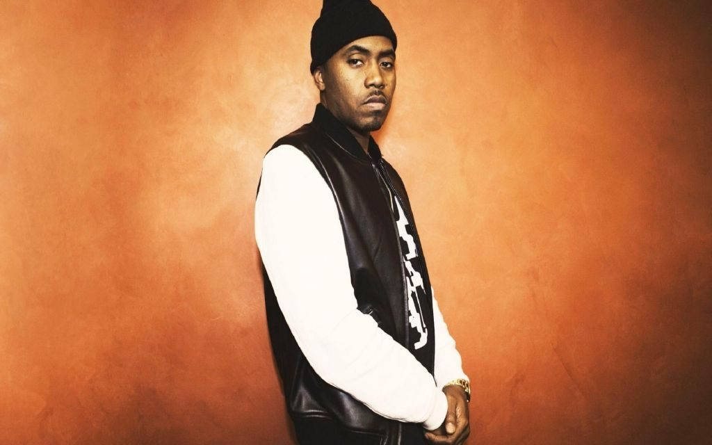 90s Rapper Nas In Black Wallpaper