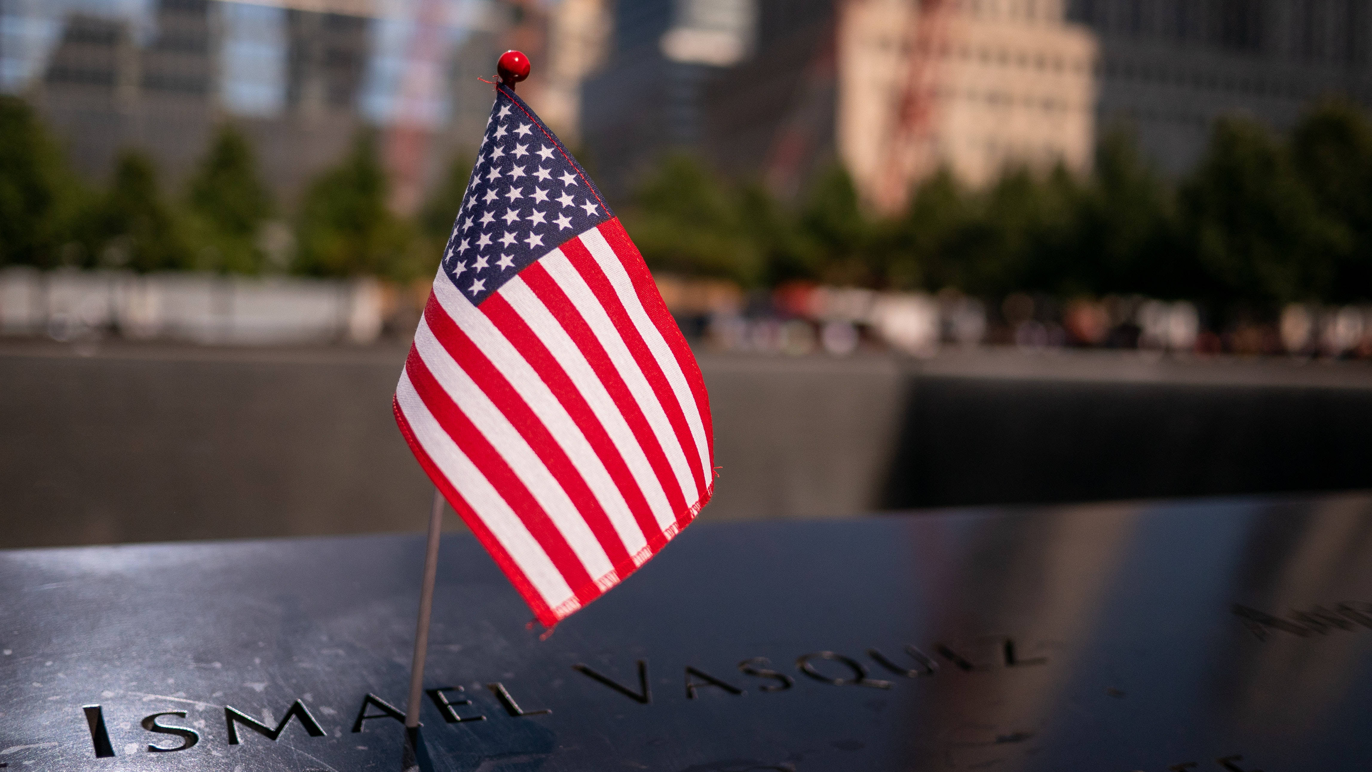 Memorialdel 911 Con La Bandera Americana En Pie Fondo de pantalla