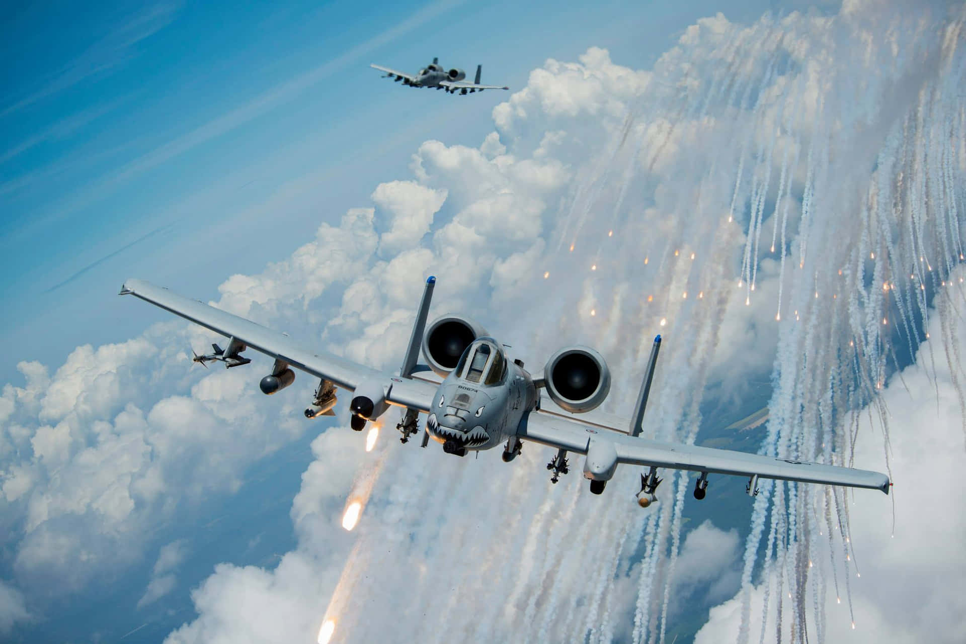To militærfly kører i det blå himmelrum Wallpaper