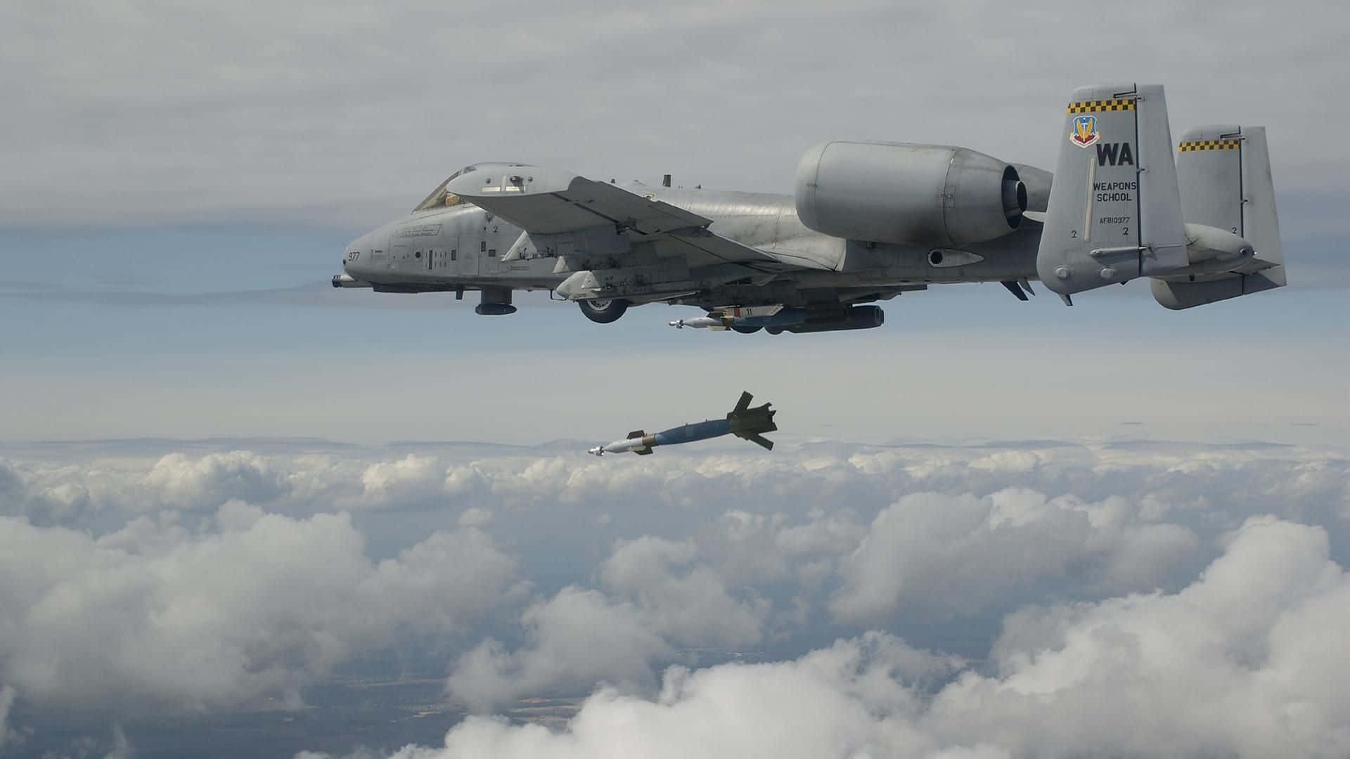 Umavião A-10 Warthog Planando No Céu Azul. Papel de Parede