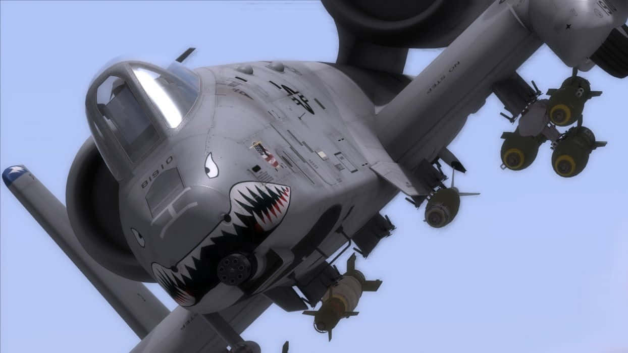 En militærjet med et stort mundvand flyver gennem luften. Wallpaper