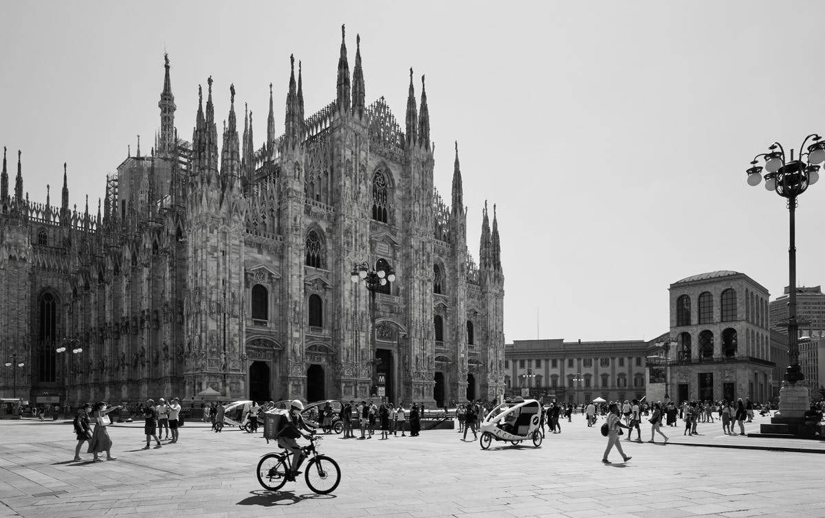 Et sort-hvidt foto af Milans katedral. Wallpaper