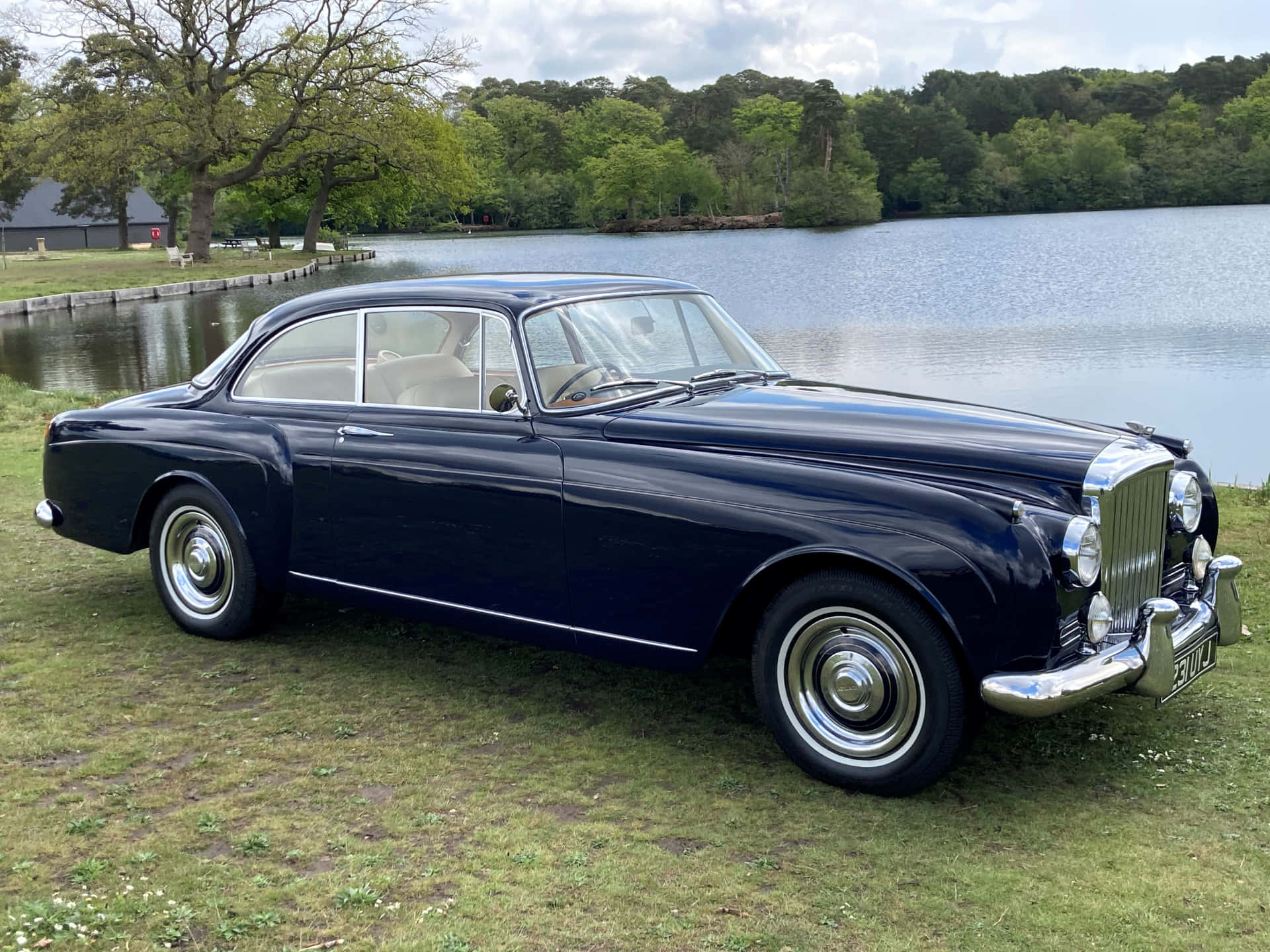 A Classic Beauty - Bentley S2 Wallpaper