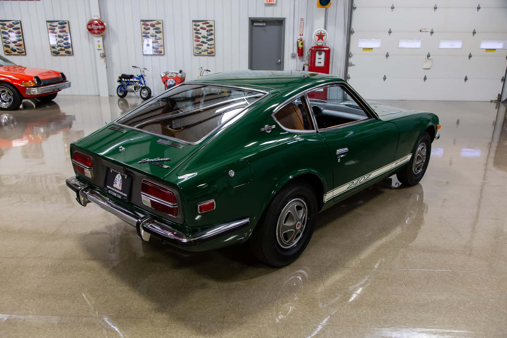 Klassinen Datsun 240z, Joka Huokuu Eleganssia Mustavalkoisessa Taustakuva