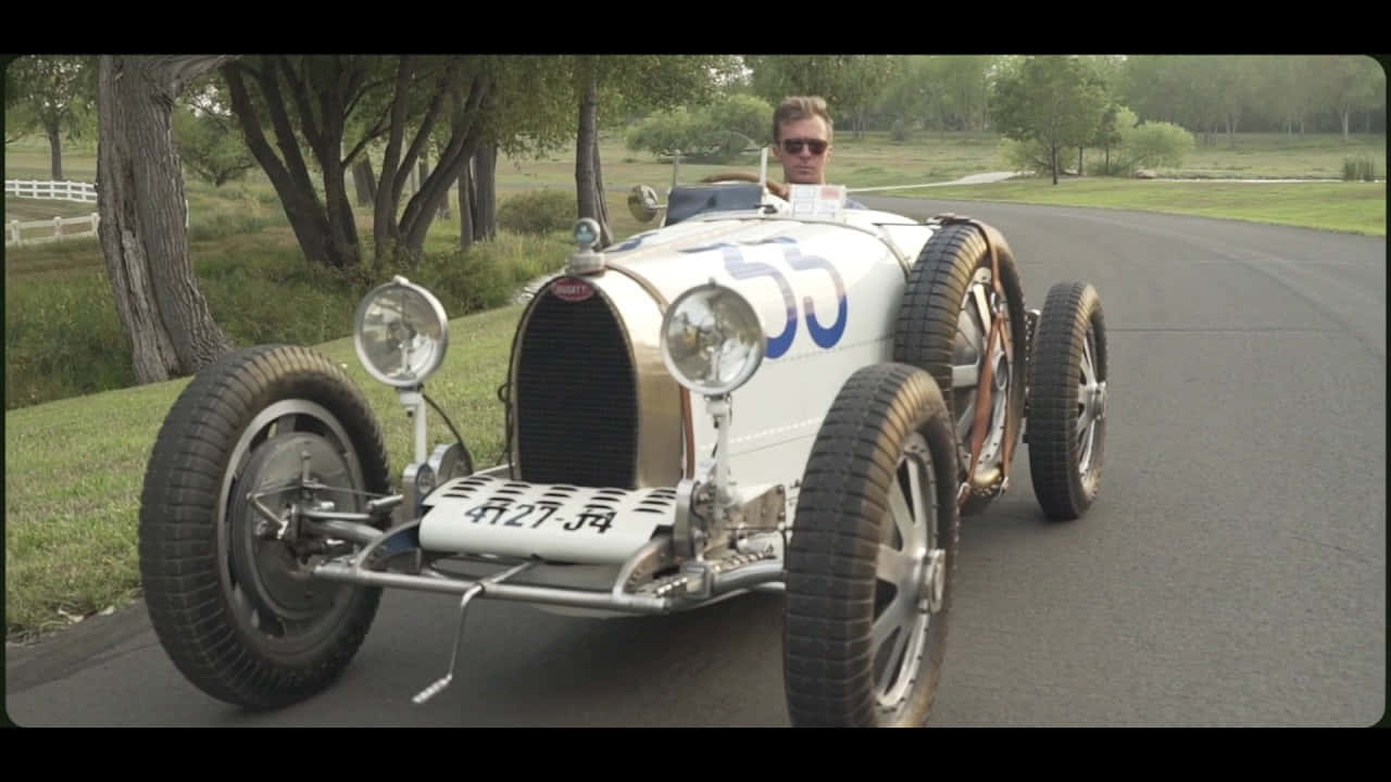 En Klassisk Gjenoppliving - Bugatti Type 35 I Full Prakt Bakgrunnsbildet