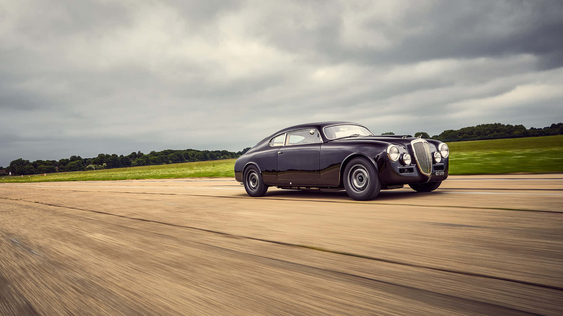 Klassinen Kosketus - Lancia Aurelia Täydessä Loistossaan Taustakuva