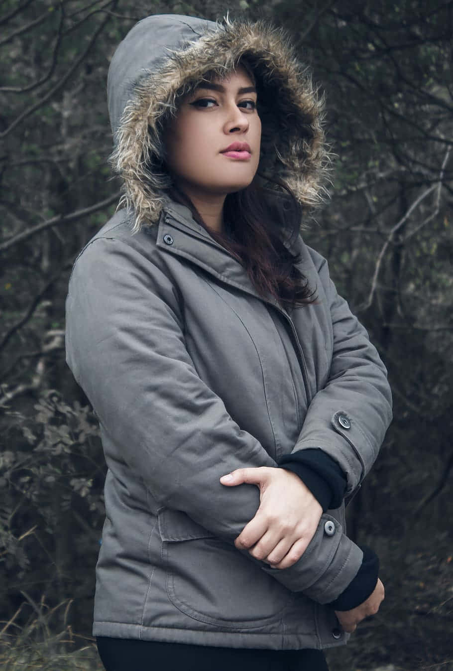 En kold ung teenagerpige med frakke Wallpaper