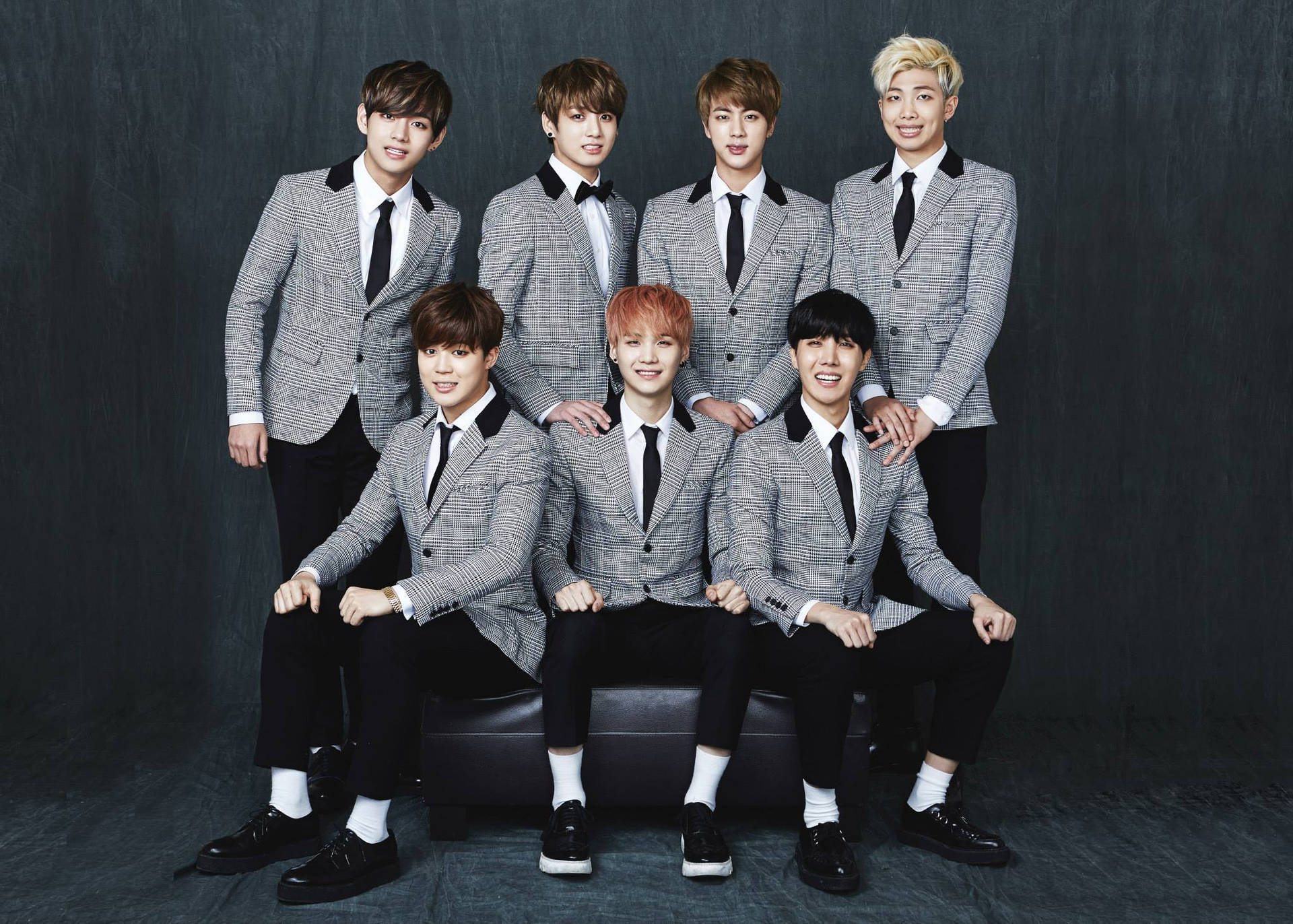 Et familie foto af BTS gruppen æstetisk holde dit skrivebord farverigt Wallpaper