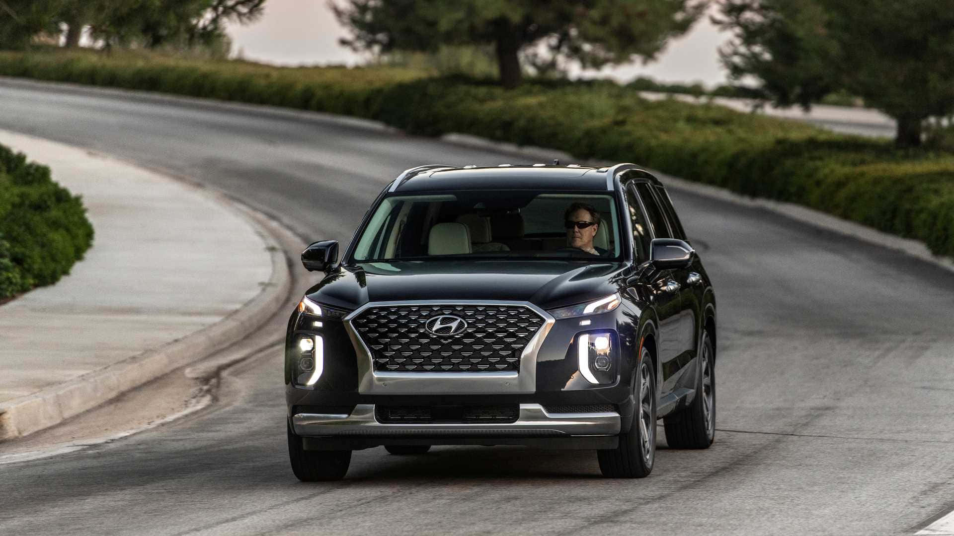 A Gleaming Hyundai Palisade In A Mesmerizing Night Wallpaper