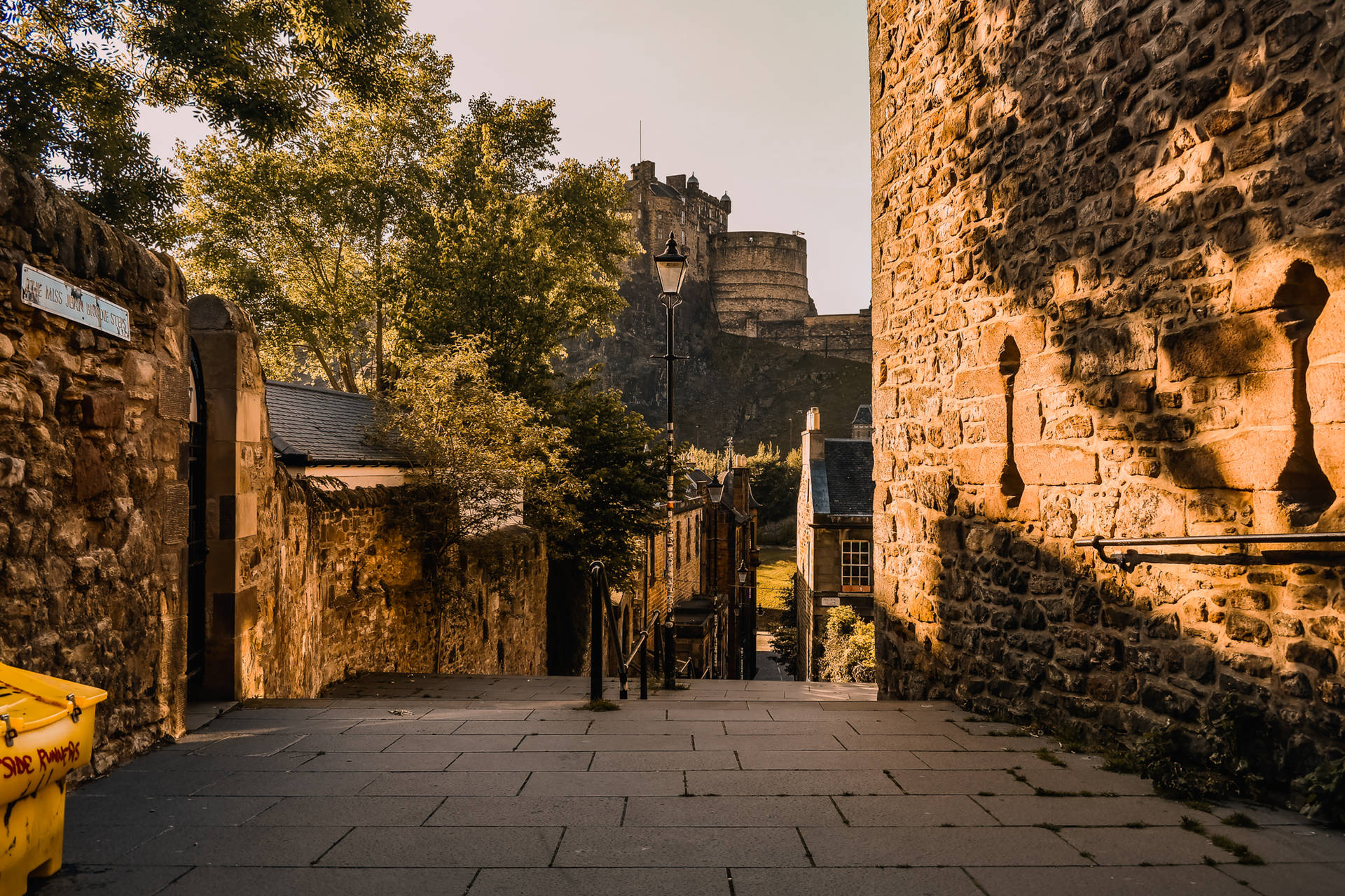 A Glimpse Of Edinburgh Castle Wallpaper