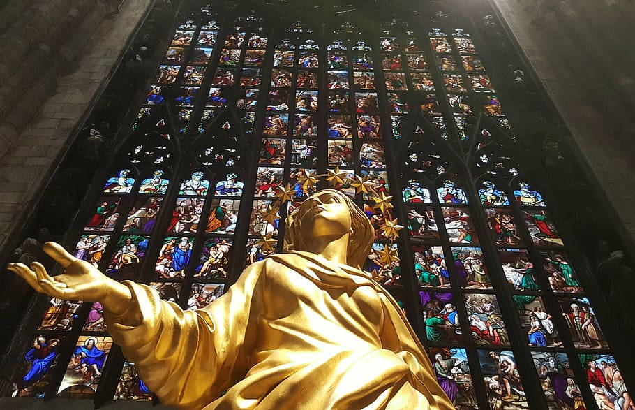 A Gold Statue In Milan Wallpaper
